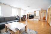 Wohnzimmer.. - Stadtnahe 4 12-Zimmer-Wohnung mit Gartenanteil und Ausbaupotenzial!