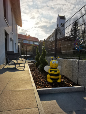 Gartenterrasse mit Trampolin - 