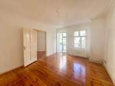 Wohnzimmer mit Balkon - Ruhig, sonnig & hell - 5 min zur Friedrichstraße - 2-Zimmer Wohnung mit Balkon & Aufzug
