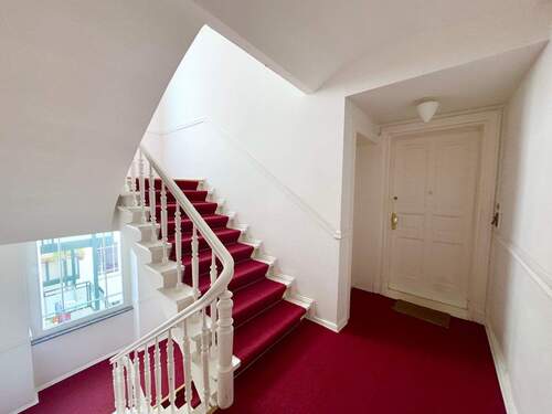 Treppenhaus mit Aufzug - 