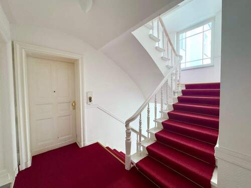Treppenhaus mit Wohnungseingangstür - 2 Zimmer Etagenwohnung zum Kaufen in Berlin
