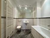 Badezimmer mit Dusche und Badewanne - 