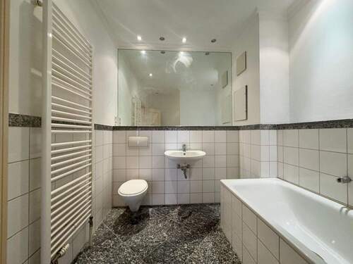 Badezimmer mit Dusche und Badewanne - 