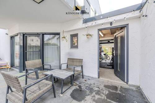 Terrasse mit Durchgang über die Garage - 