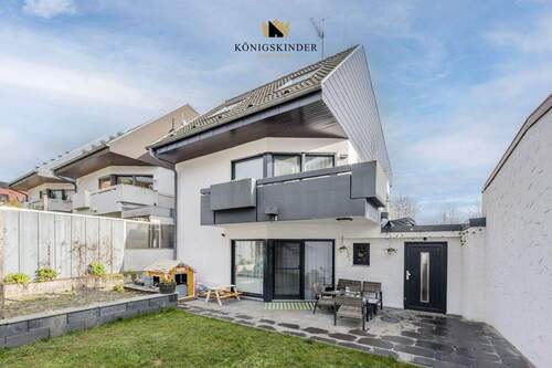 Gartenbereich, Terrasse und Hausrückseite - 