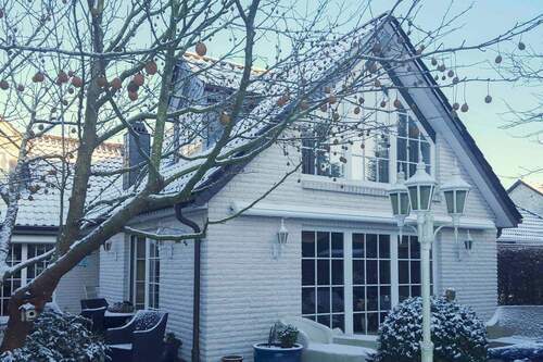 Haus und Garten im Schnee - 