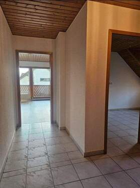 Flur - Etagenwohnung mit 99,00 m&sup2; in Hallstadt zur Miete