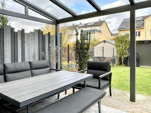 Gemütliches Tafeln auf der Terrasse geschützt von Wind und Wetter - Reihenmittelhaus mit 129,00 m² in Berlin zum Kaufen