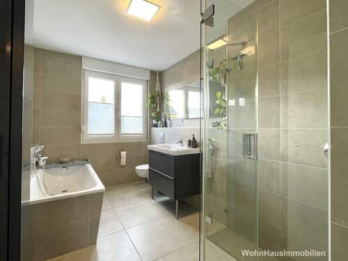 Ein Familienbad mit Wanne und Dusche - 