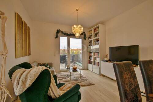 Wohnzimmer mit Balkonausgang - 2 Zimmer Etagenwohnung zum Kaufen in Erfurt