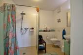 Badezimmer mit bodengleicher Dusche - 