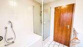 Bad mit Dusche und Badewanne - 