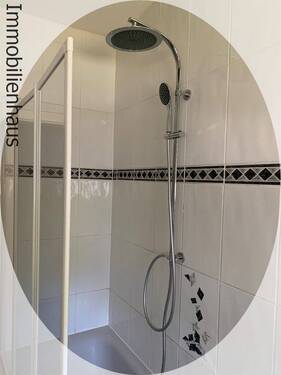 Badewanne mit Duschtrennwand.jpg - 