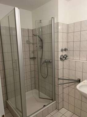Bad mit Dusche - 