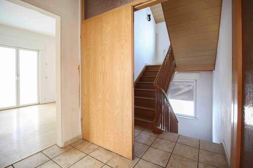 Treppenhaus - Zugang Wohnung 1 und 2 - Einfamilienhaus in Hanau zum Kaufen