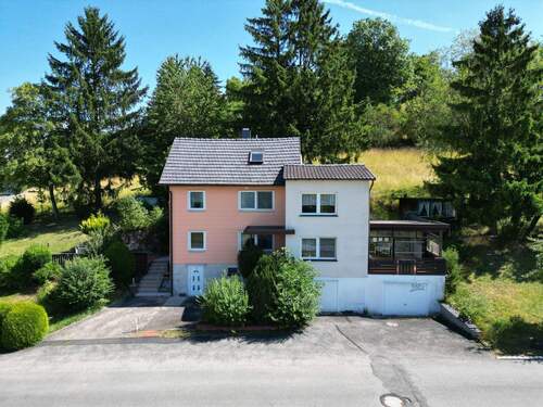 Großes Wohnhaus mit 2 Garagen u. Hof - 