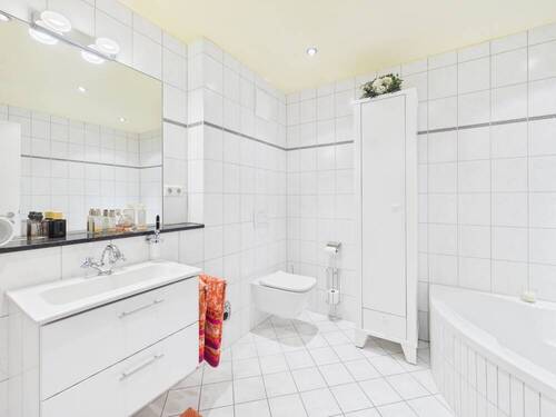 Bad mit Badewanne und Dusche - 