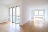 Wohnzimmer + Balkon - 2 Zimmer Etagenwohnung zum Kaufen in Chemnitz
