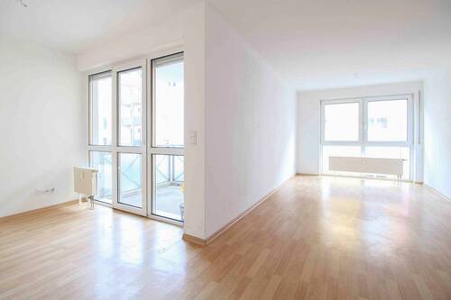 Wohnzimmer + Balkon - 2 Zimmer Etagenwohnung zum Kaufen in Chemnitz
