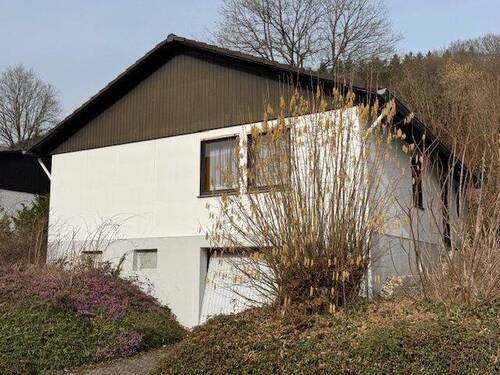 Hausansicht - nettes Einfamilienhaus mit Garten - Wohnen auf einer Ebene