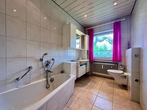 Badezimmer - Etagenwohnung mit 74,90 m&sup2; in Garmisch-Partenkirchen zum Kaufen