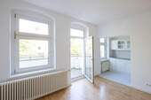 Zimmer 1 - Bezugsfreie 2-Zimmer-Altbauwohnung mit traumhaftem Balkon in ruhiger Seitenstraße!