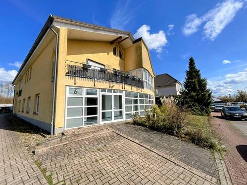Straßenansicht - Mehrfamilienhaus, Wohnhaus zum Kaufen in Laatzen