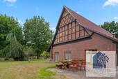 Hausansicht mit Terrasse - 