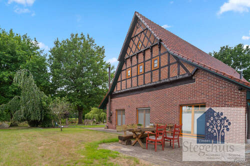 Hausansicht mit Terrasse - 