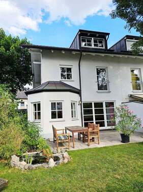 Ansicht vom Garten - Gehobene Doppelhaushälfte mit exklusiver Architektur in Gröbenzell von Privat