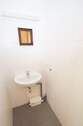 Waschbecken neben Dusche - 