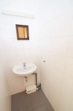 Waschbecken neben Dusche - 