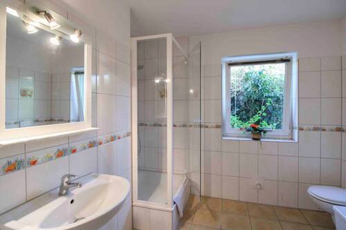 Badezimmer mit Badewanne - 