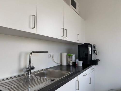 Küchenzeile mit Wasserbar und Kaffee-Vollautomat - 