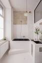 Tagesbelichtetes Bad mit Wanne - 