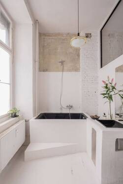 Tagesbelichtetes Bad mit Wanne - 