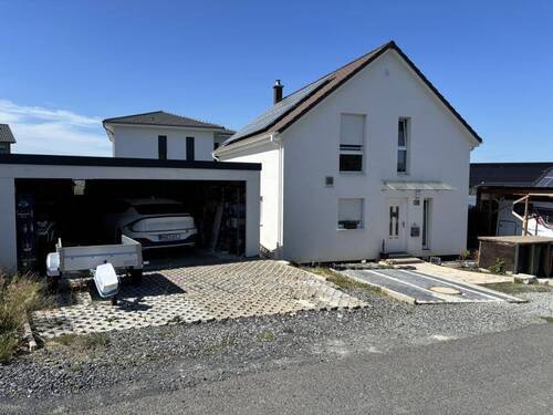 Frontansicht mit Garage - 5 Zimmer Einfamilienhaus zum Kaufen in Höchstenbach