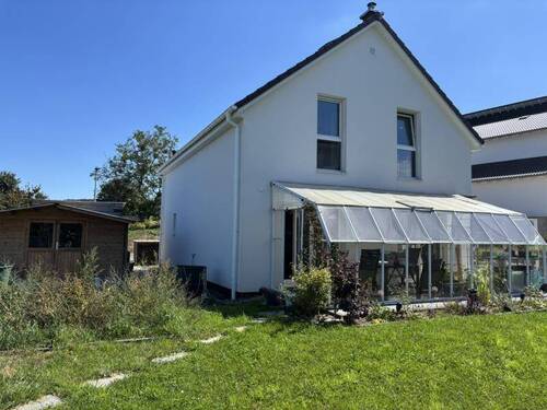 Rückansicht mit Wintergarten - 5 Zimmer Einfamilienhaus in Höchstenbach