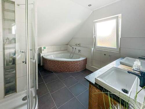 Bad OG mit Wanne und Dusche - 