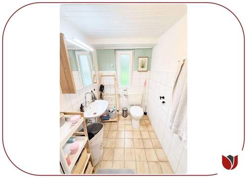 Duschbad mit Fenster und WC - 