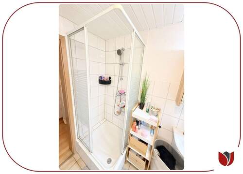 Bad mit Eckdusche, Fenster, WC - 