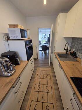 Küche_Blick in Wohnbereich - 