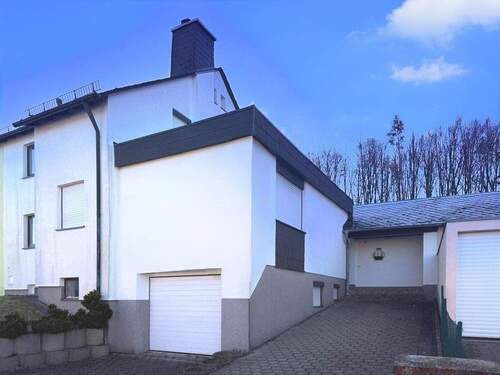 Frontansicht - 5 Zimmer Doppelhaushälfte in Hof