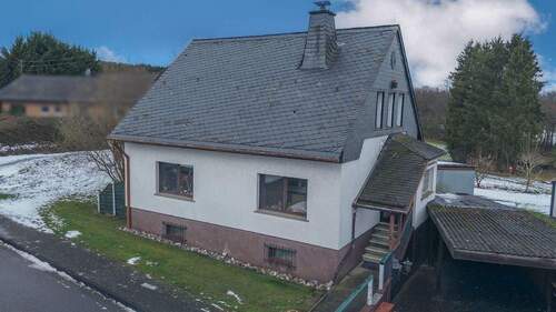 Frontansicht - Einfamilienhaus bei Horhausen mit stabilen Mieteinnahmen und weitläufigem Grundstück