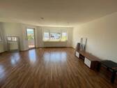 Wohnzimmer - Gepflegte 3,5 Zimmerwohnung inkl. HofherrnweilerTG Stellplatz, Balkon und Keller im Hochparterre
