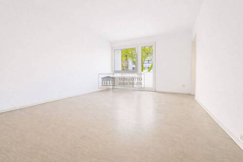 Gemütliches Wohnzimmer - 1 Zimmer Etagenwohnung zum Kaufen in Köln