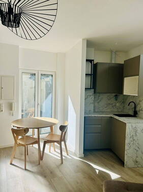 Küche und Essbereich - Erstbezug: Stilvolles kernsaniertes 1,5-Zimmer-Hinterhaus mit Terrasse - Top Lage an EZB & Main