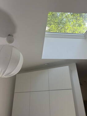 Dachfenster im Schlafbereich - 1 Zimmer Terrassenwohnung in Frankfurt am Main