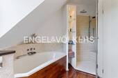 ... mit Dusche und Badewanne - 