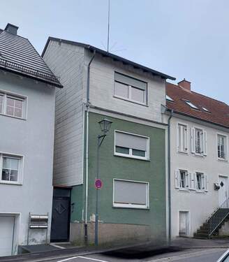 Ansicht - Eingang - 6 Zimmer Einfamilienhaus zum Kaufen in Sankt Ingbert
